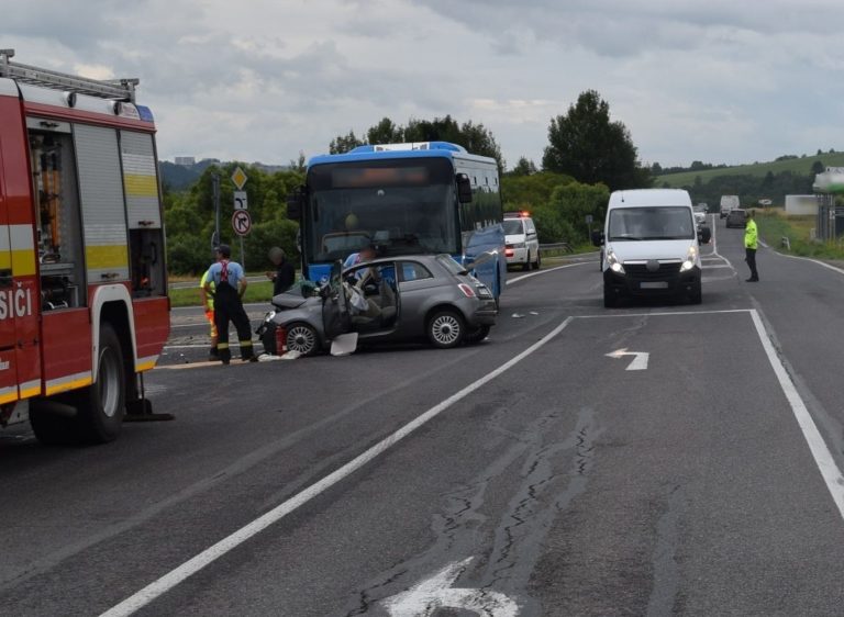 nehoda, zrážku autobusu s autom