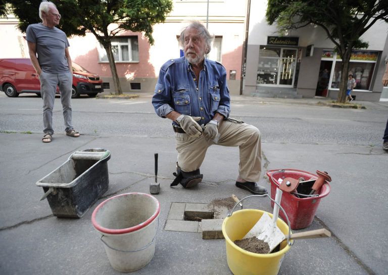 TRENČÍN: Osadenie kameňov zmiznutých Trenčanov