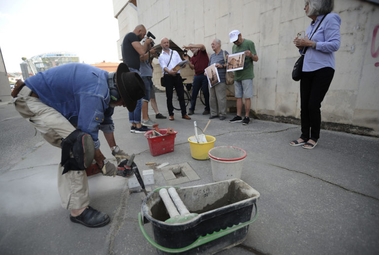 TRENČÍN: Osadenie kameňov zmiznutých Trenčanov
