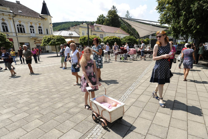 TRENČIANSKE TEPLICE: Retro kočíkovanie