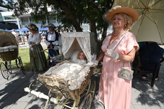 TRENČIANSKE TEPLICE: Retro kočíkovanie