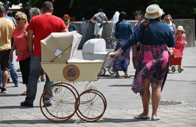 TRENČIANSKE TEPLICE: Retro kočíkovanie