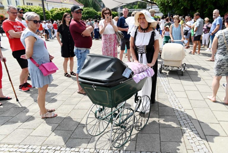 TRENČIANSKE TEPLICE: Retro kočíkovanie