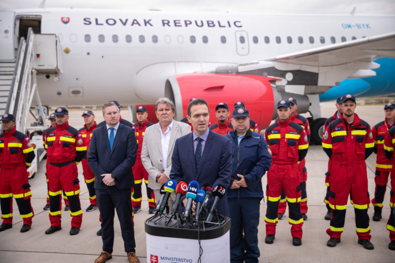 PREMIÉR: Odlet slovenských hasičov do Grécka
