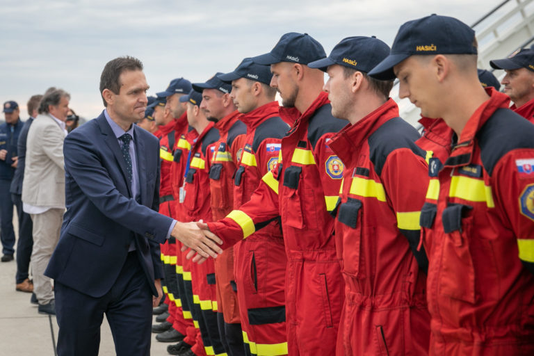 PREMIÉR: Odlet slovenských hasičov do Grécka