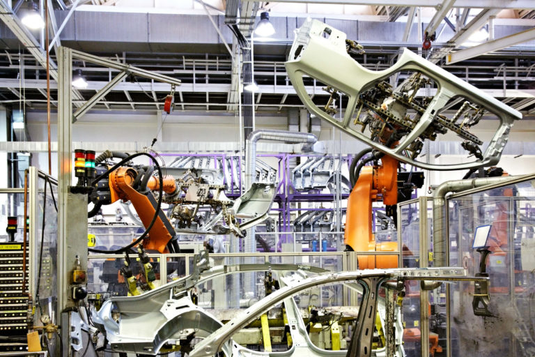Prísne čínske emisné normy ohrozujú český a slovenský automobilový priemysel