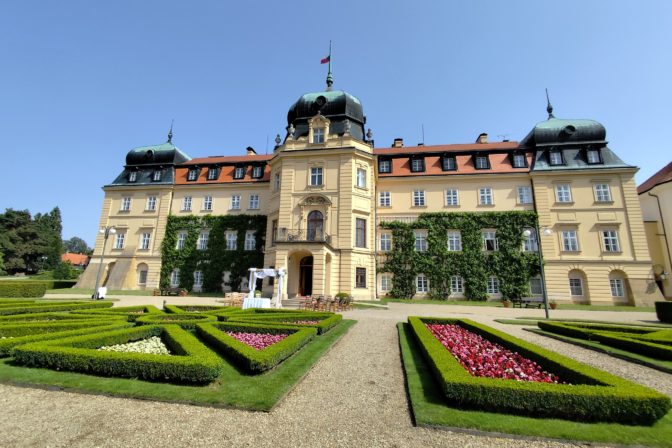 Zámok Lány s nádherným zámockým parkom a kvetinovými záhonmi za slnečného dňa