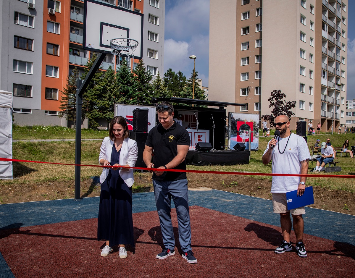 Lucia vargova slavnostne otvara kpark so starostom ladislavom lorincom 1.jpg