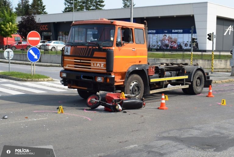 Nákladne auto, motocyklista
