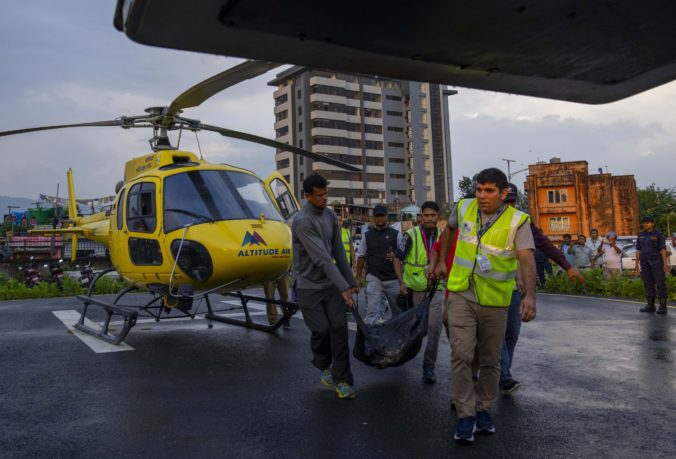 Nepál, pád vrtuľníka