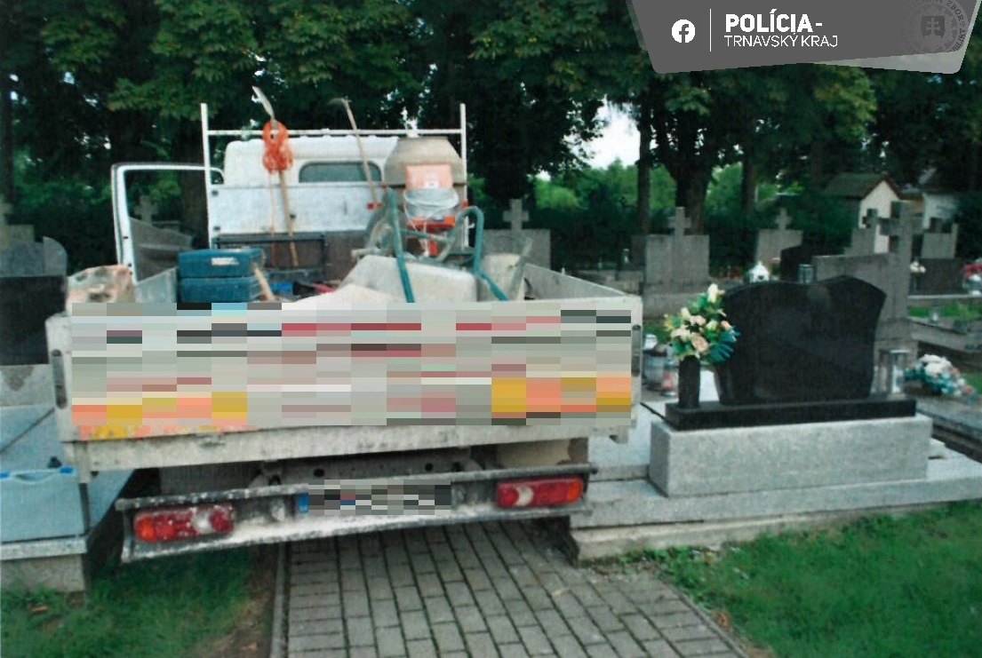 Nákladné auto na cintoríne