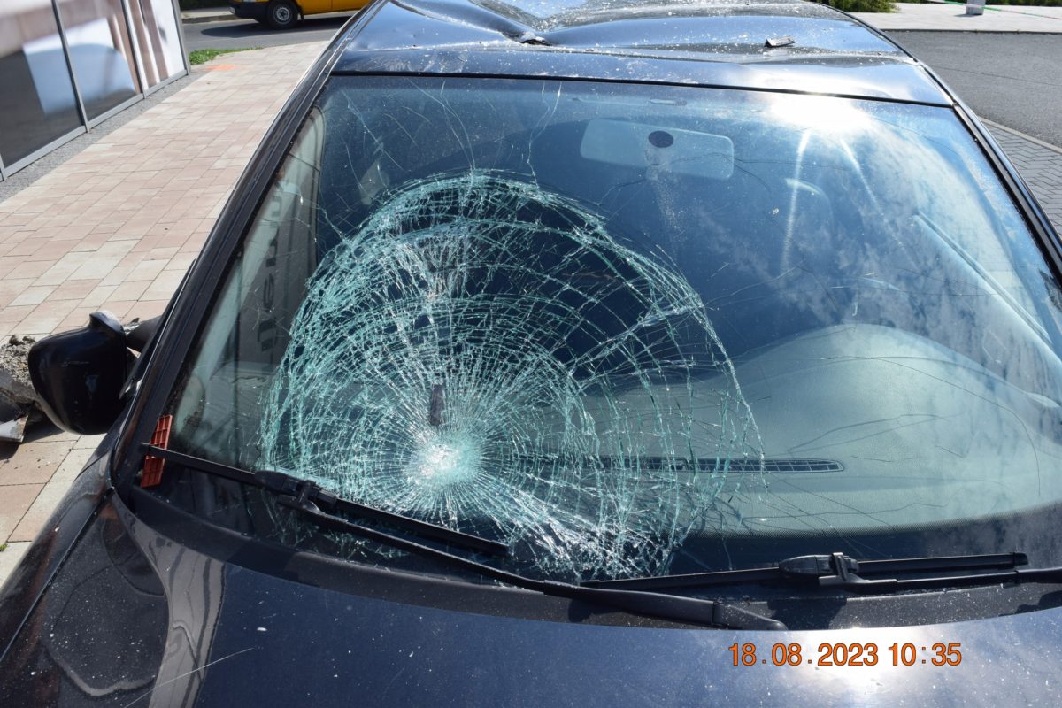 Auto narazilo do predajne