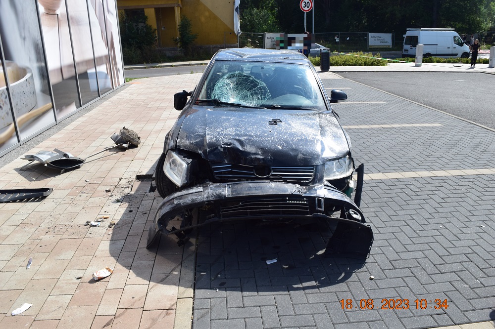 Auto narazilo do predajne.jpg