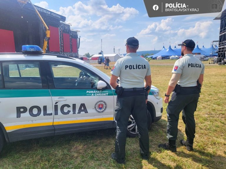 Polícia dozerajúca na festoval Lovestream 2023