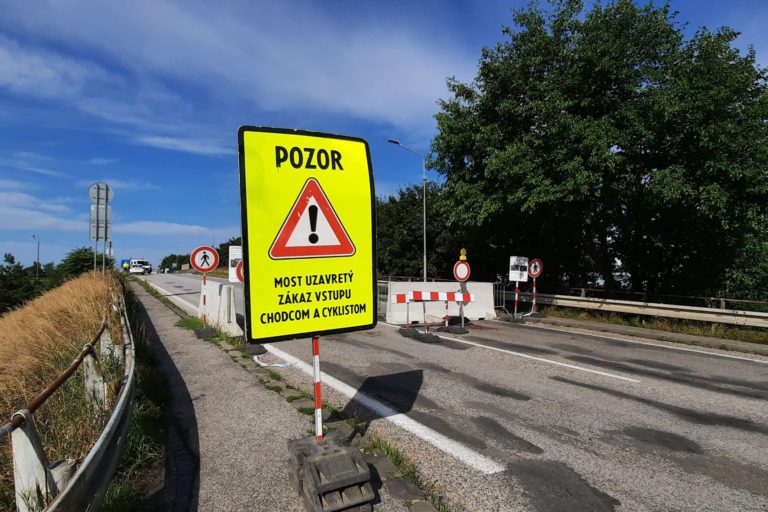 SEREĎ: Začatie podopierania uzatvoreného mosta