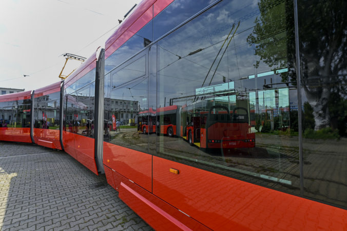 BRATISLAVA: Nová električka a trolejbus. DPB