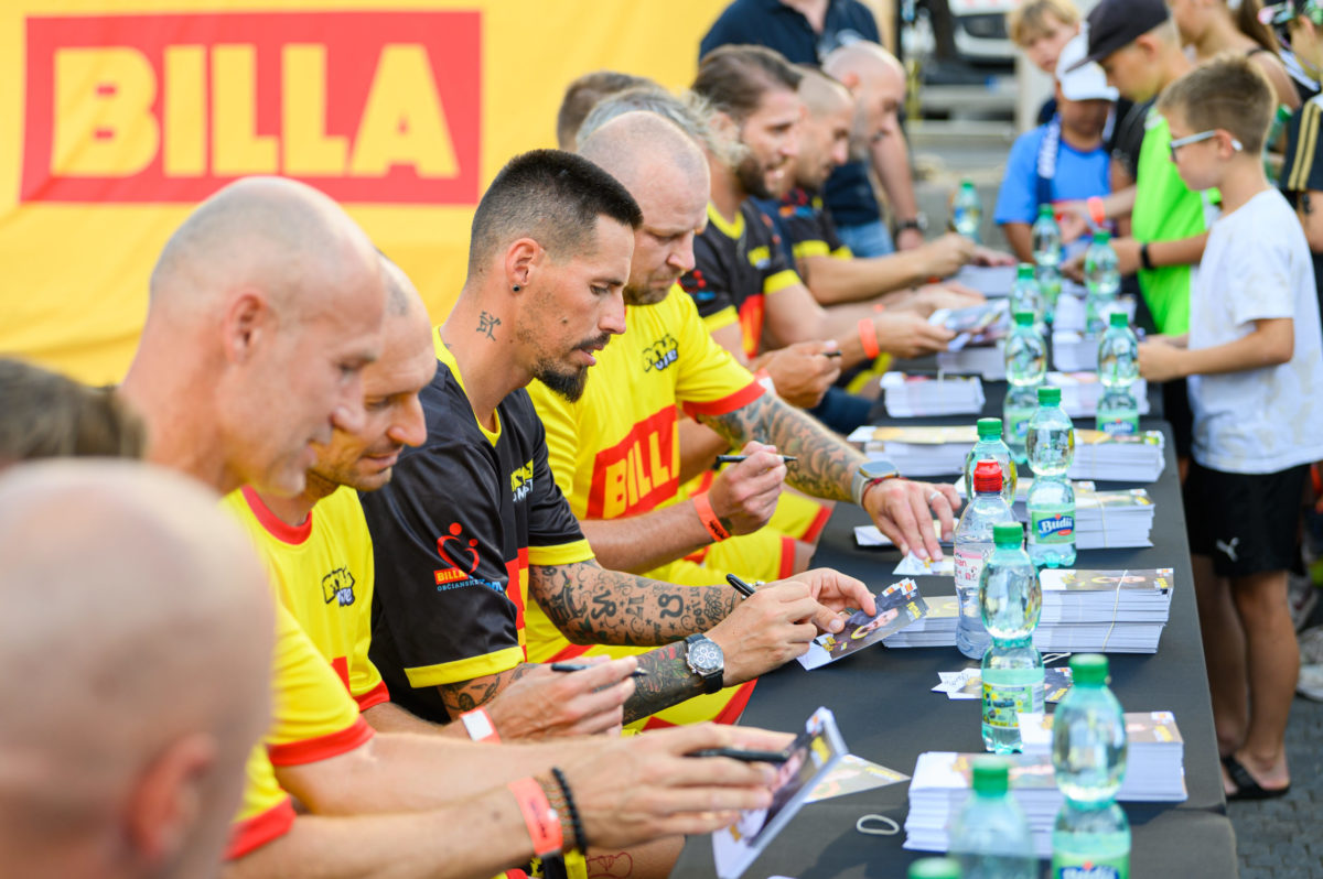 Autogramiada mareka hamsika a znamych osobnosti na futbale v meste.jpg