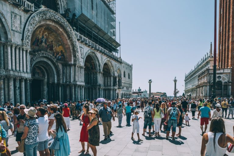 Ako známe európske mestá ničia turisti, boli ste tu aj vy?