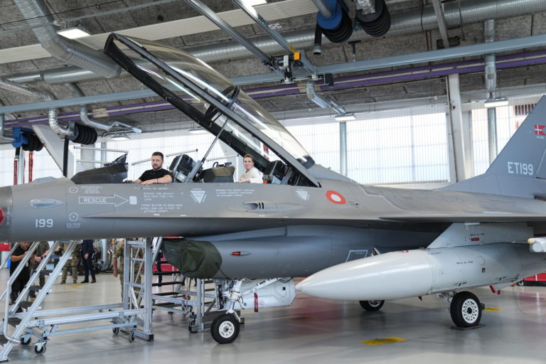 Volodymyr Zelenskyj, Mette Frederiksen, stíhačka F 16