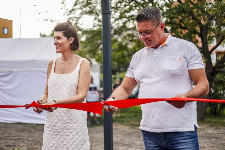 Foto 1 pasku pri otvoreni k parku prestrihol primator samorina csaba orosz a lenka klatikova zo spolocnosti kaufland foto matyas szinghoffer.jpg