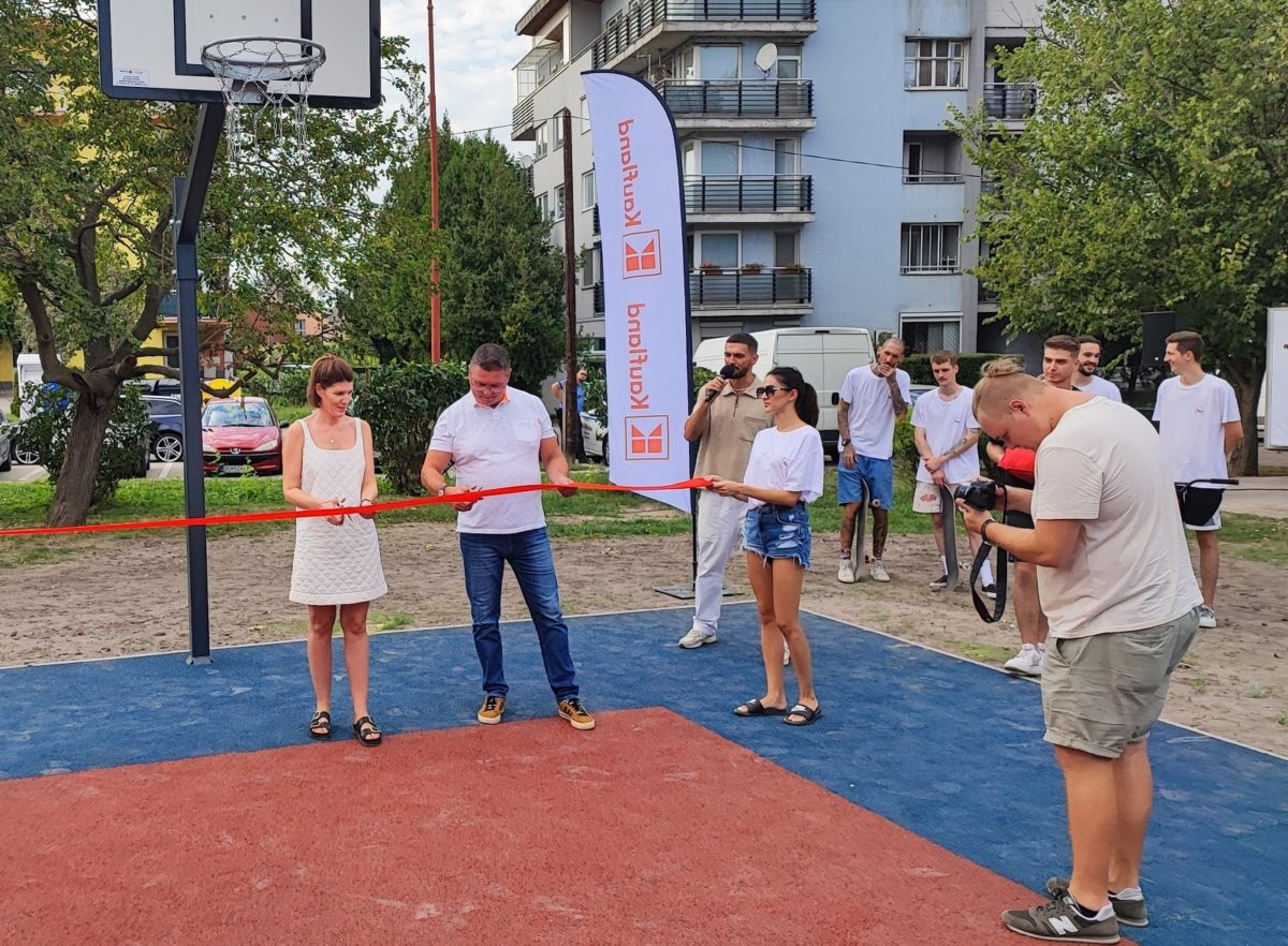 Foto 2 retazec otvoril v samorine novy k park na zabere primator csaba orosz a lenka klatikova zo spolocnosti kaufland foto adrian lorincz.jpg