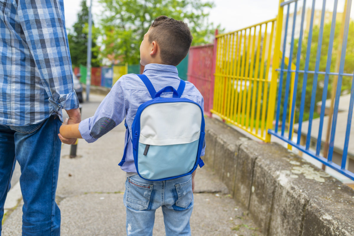 La rentrée scolaire approche.  Des experts de la santé conseillent sur la manière de préparer un enfant à la rentrée scolaire, de choisir un sac et des chaussures adaptés