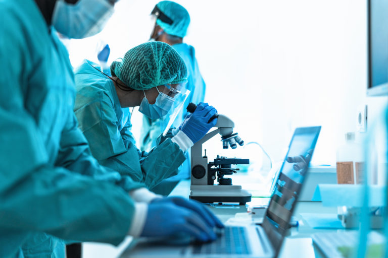 Vedci, pandémia, laboratórium