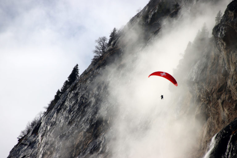 Paraglajdista pri horách