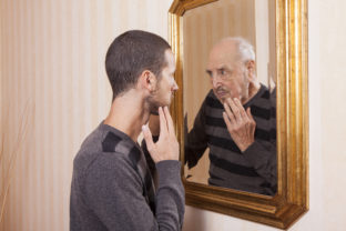Zrkadlo, muž, starnutie