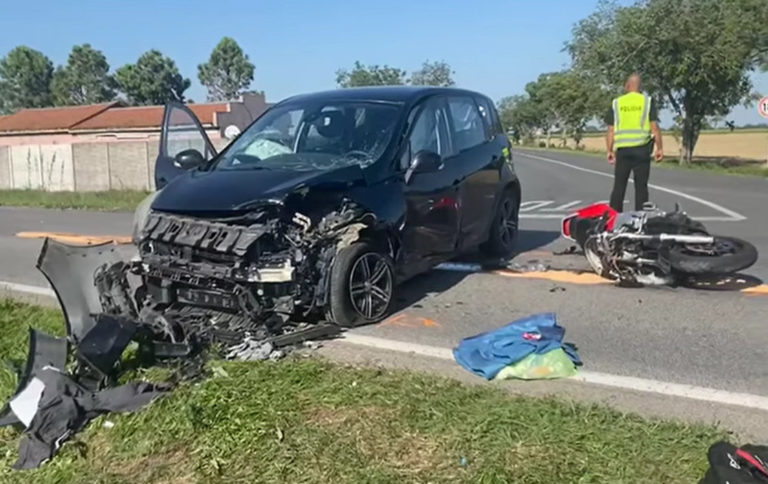 Zrážka auta s motorkou