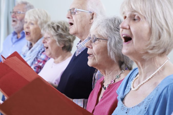 Spev môže zlepšiť kognitívne funkcie mozgu v neskoršom veku, tvrdia vedci