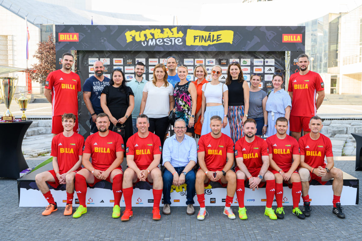 Tim billa na futbale v meste.jpg
