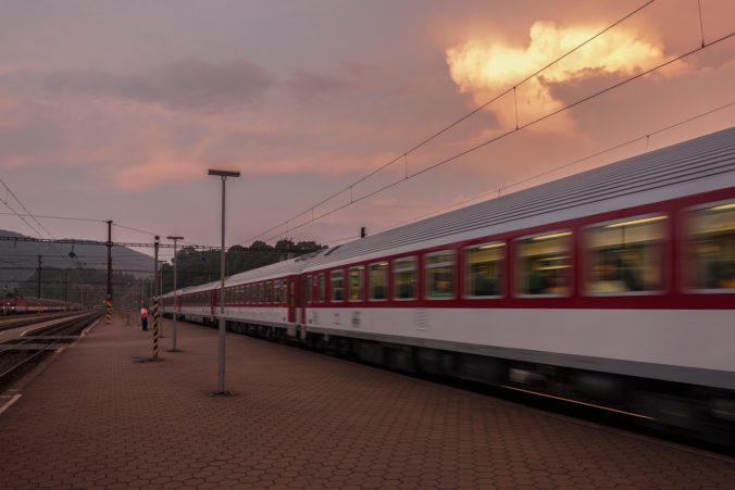 Obmedzenia v železničnej doprave pribúdajú, ZSSK avizuje nové výluky na Orave aj východe Slovenska