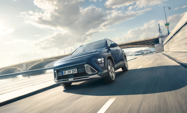31_hme_sx2_hev_key_visual_driving.jpg