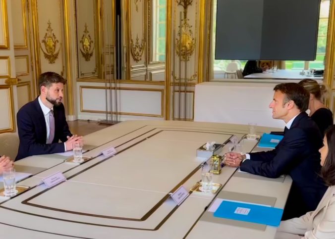Predseda hnutia Progresívne Slovensko (Michal Šimečka) a francúzsky prezident (Emmanuel Macron)