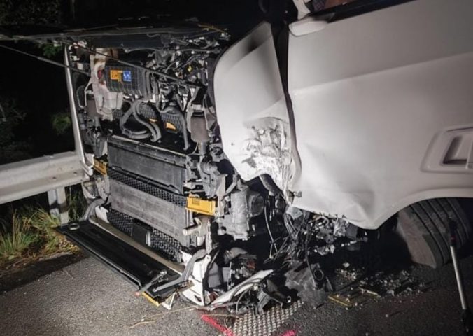 Tragická dopravná nehoda, zrážka osobného auta s kamiónom