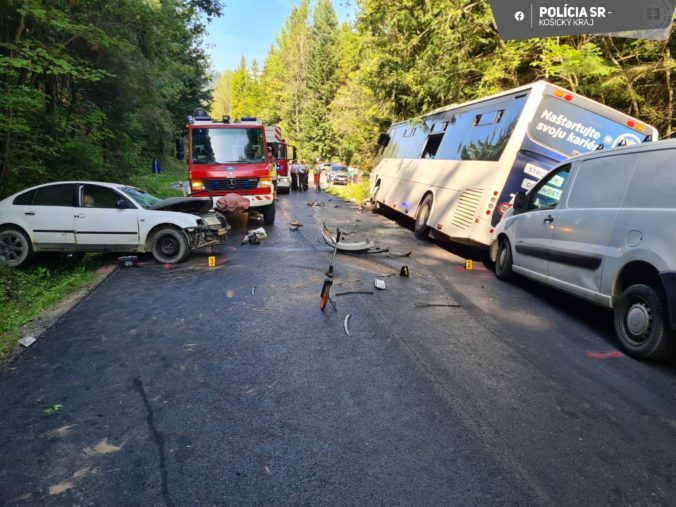 Dopravná nehoda, zrážka autobusu, Spišská Nová Ves