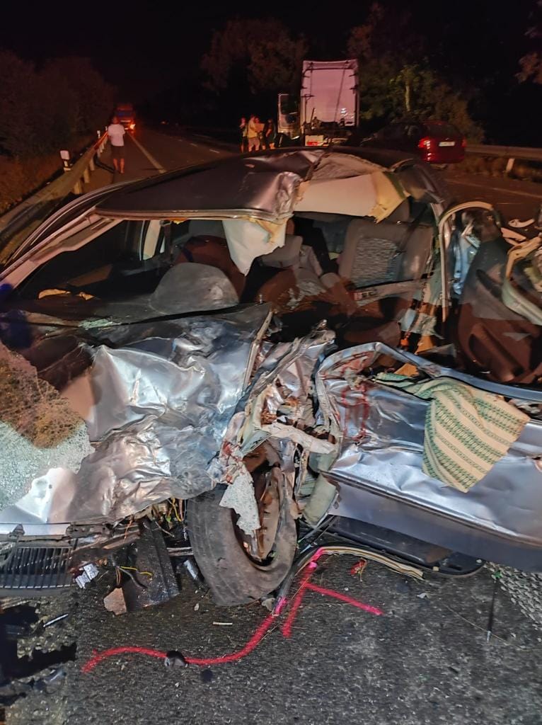 Tragická dopravná nehoda, zrážka osobného auta s kamiónom