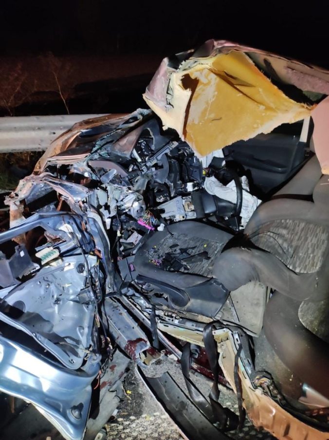 Tragická dopravná nehoda, zrážka osobného auta s kamiónom