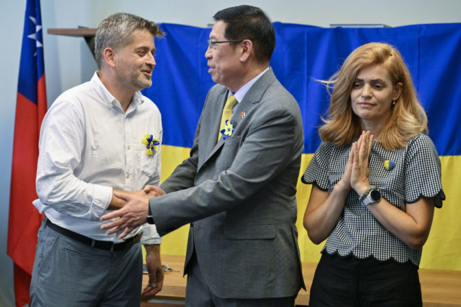 ZBIERKA: Mier Ukrajine a Darček pre Putina