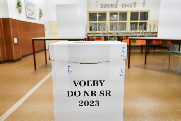 VOĽBY: Otvorenie volebných miestností