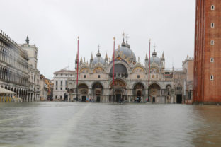 Klenot Benátok chránia pred záplavami tieto netradičné zábrany