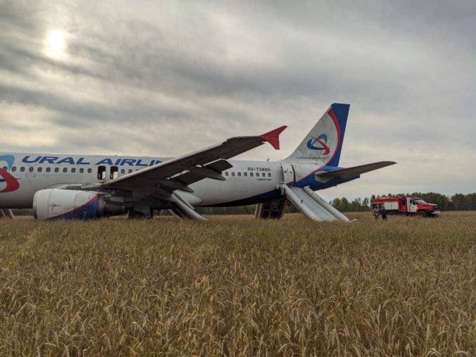 Ural Airlines, lietadlo, núdzové pristátie