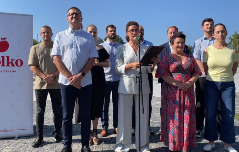 Jablko,  Lucia Ďuriš Nicholsonová
