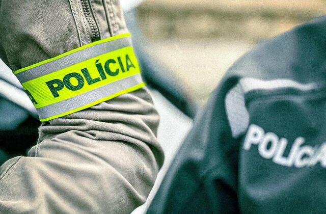 Polícia vyšetruje krádež vo Svätom Jure, páchateľ si z administratívnej budovy odniesol trezor – VIDEO