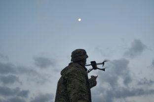 Vojak, dron, vojna, Ukrajina