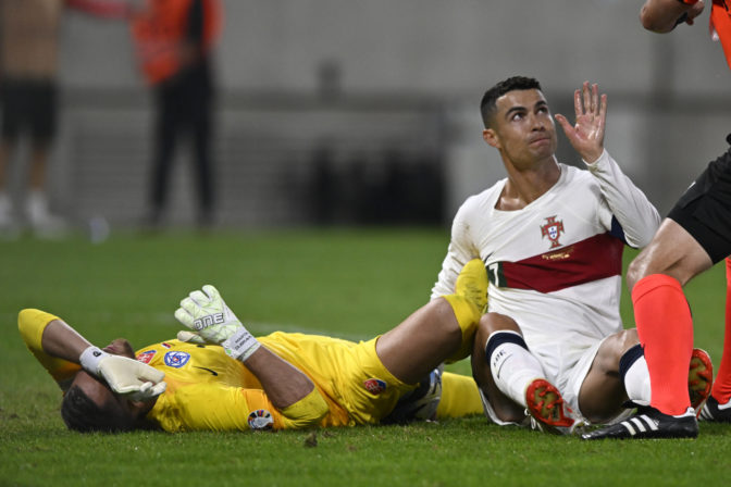 Futbal: Slovensko - Portugalsko (kvalifikácia o Euro 2024), Ronaldo žltá karta