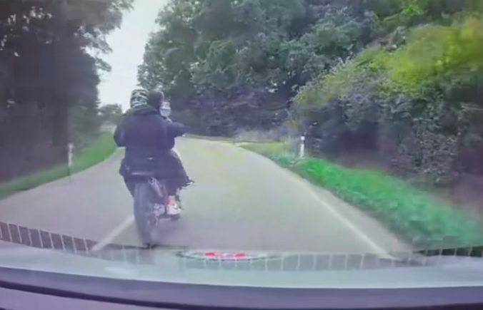 Mladíci na motorke blízko Hlohovca utekali pred policajtmi, skončili v kríkoch (video)