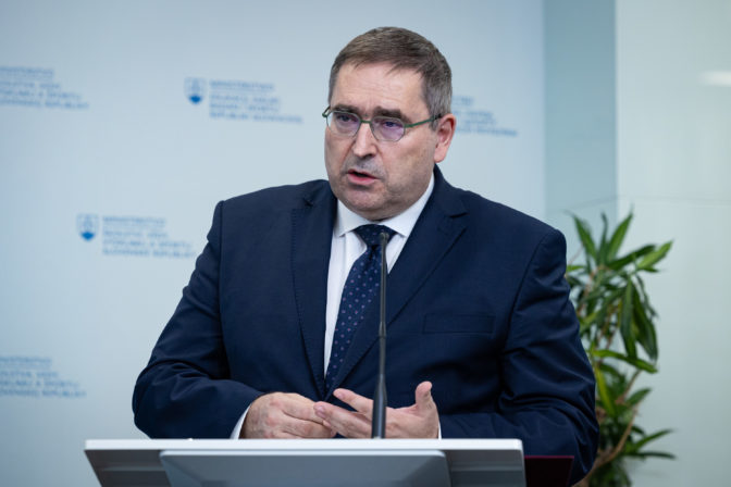 MŠVVAŠ: Pamätná tabuľa obetiam holokaustu