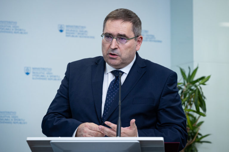 MŠVVAŠ: Pamätná tabuľa obetiam holokaustu